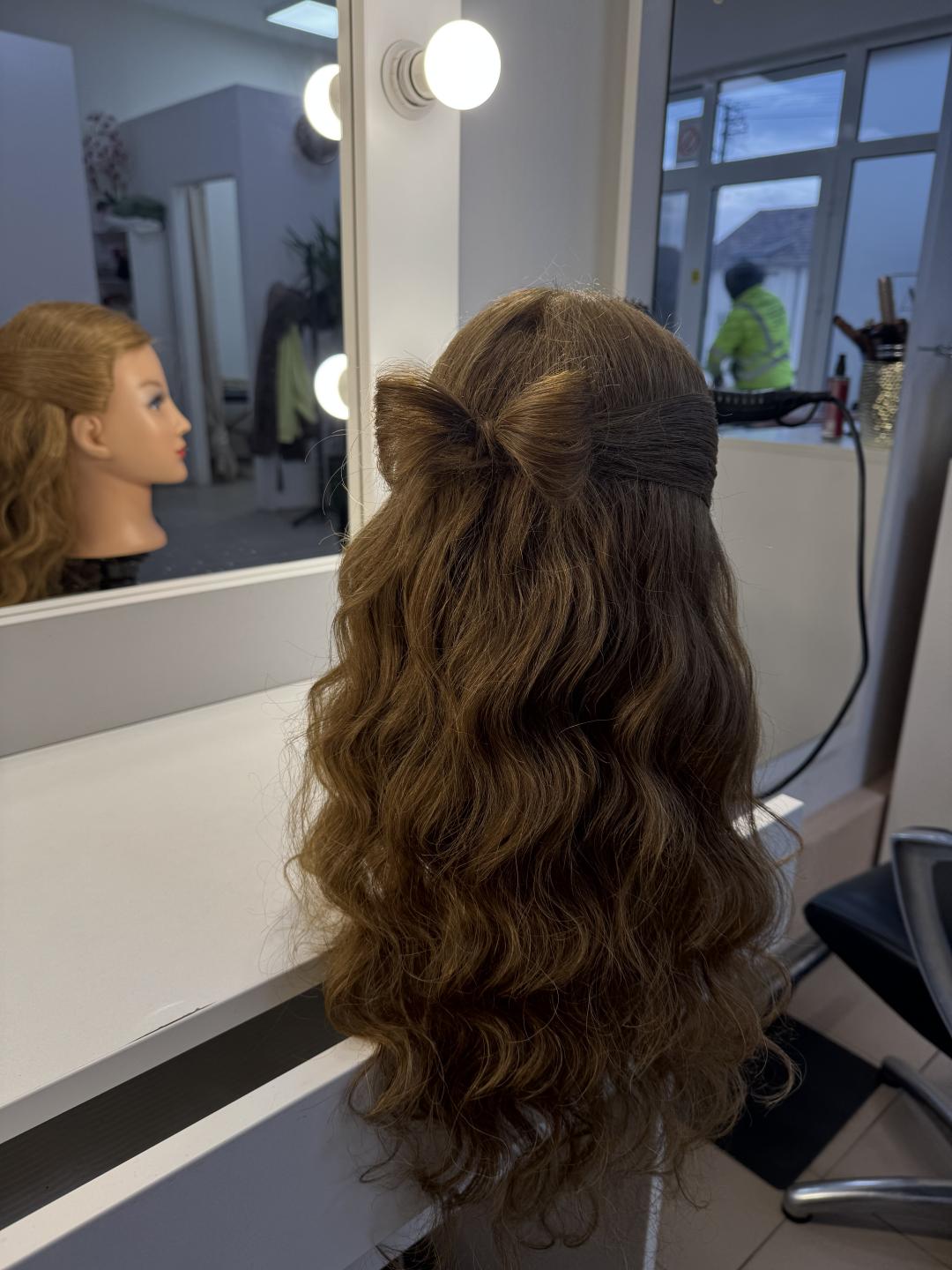 Svečana frizura - jednostavna - Arlina - Kovilj, Novi Sad Svečane i frizure za svadbu Frizerski saloni Svečane i frizure za svadbu, Novi Sad, Kovilj