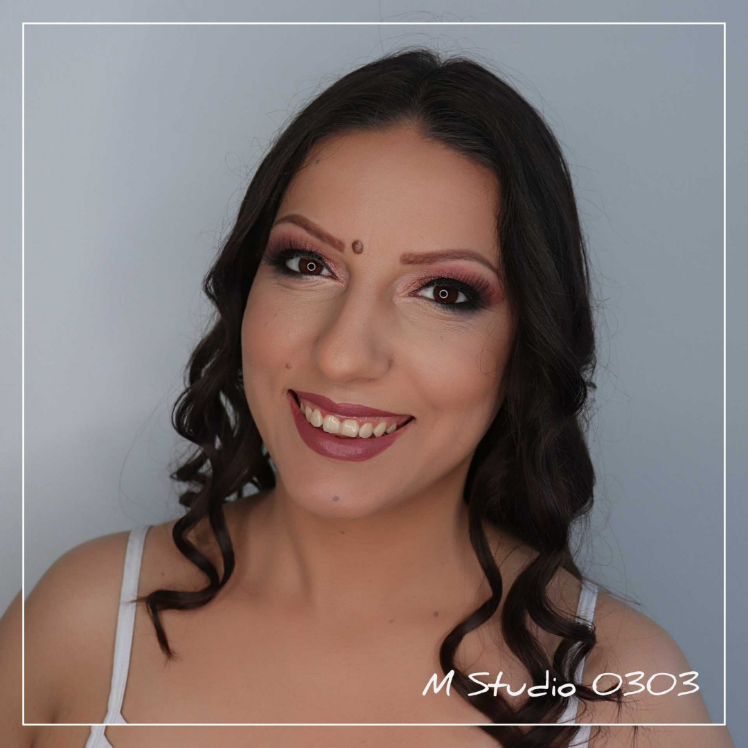 Profesionalno šminkanje + peglanje / lokne (podrazumeva dolazak sa čistom kosom) - M Studio 0303, Novi Sad Make-up / šminkanje Lice Make-up / šminkanje, Novi Sad, Sajmište, Detelinara, Banatić
