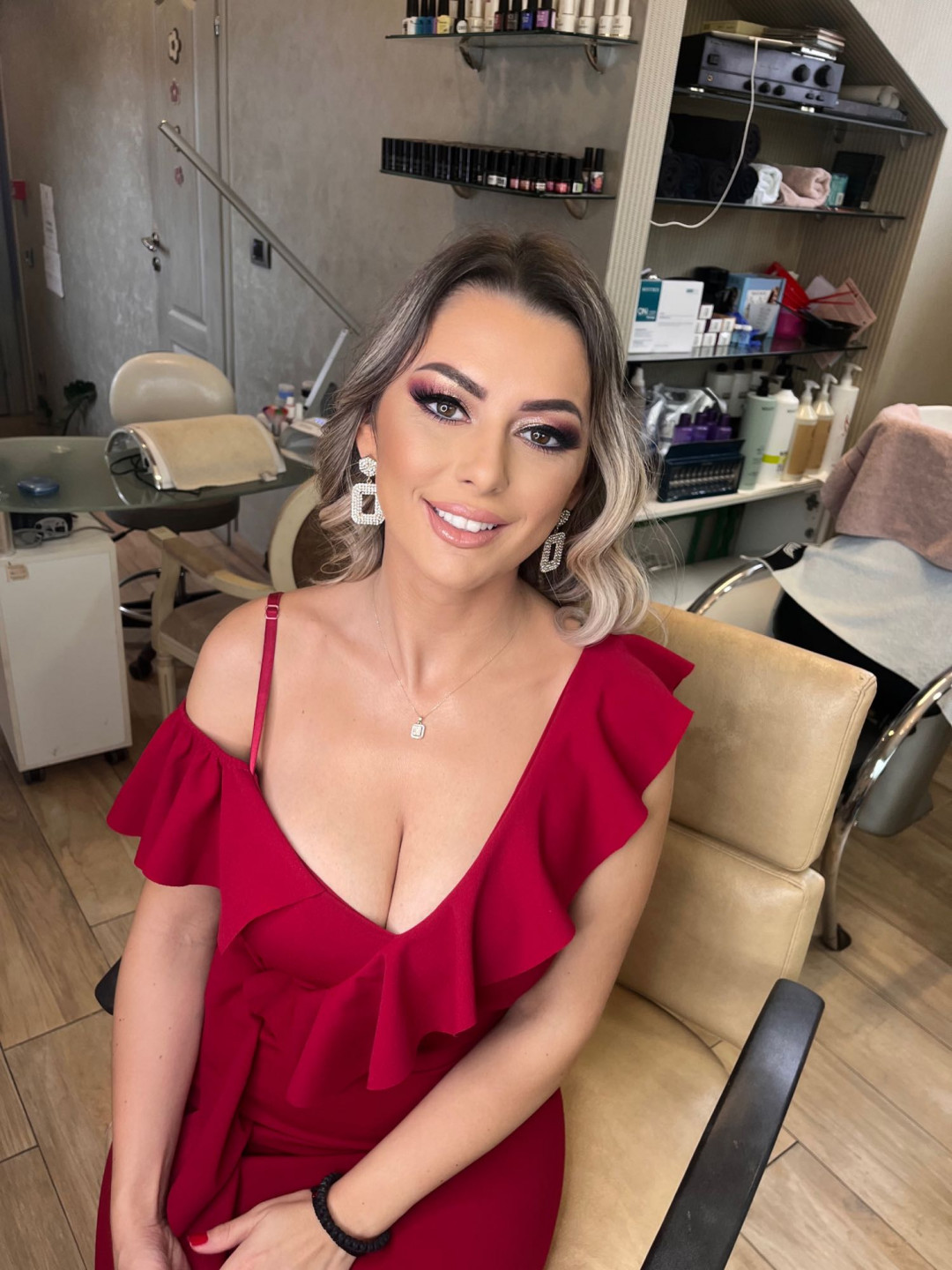 Bibi beauty centar #beograd Make-up / šminkanje Profesionalno šminkanje + veštačke trepavice + svečana frizura
