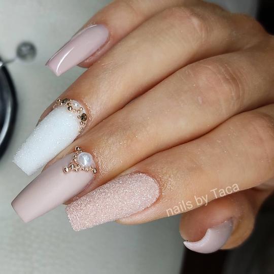 Kala Beauty lab #beograd Izlivanje noktiju Izlivanje noktiju gelom - L dužina