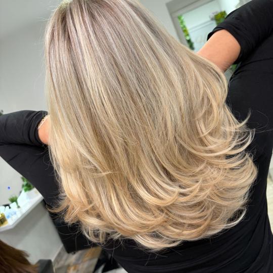Atelje Glossy Hair #beograd Feniranje i stilizovanje Glossy paket - Žensko šišanje + feniranje + 