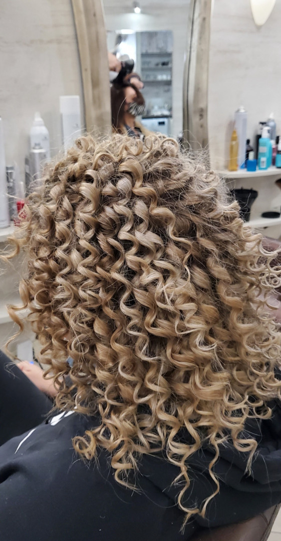 Kalina Beauty #beograd Feniranje i stilizovanje Feniranje na presu - kosa srednje dužine
