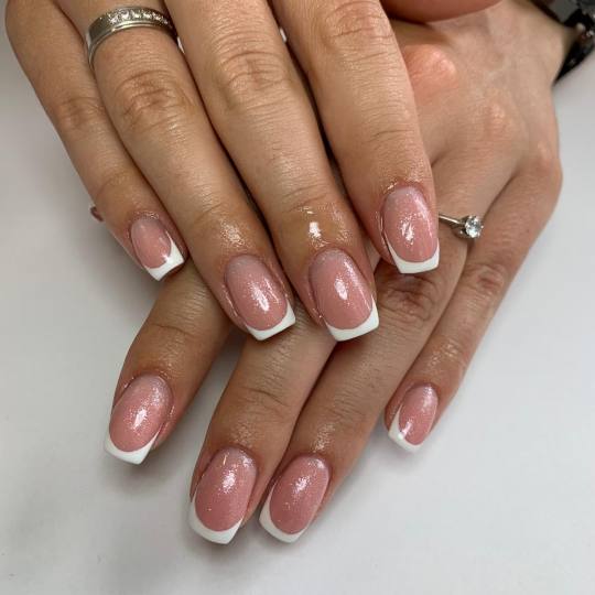 Elena Nails #beograd Ojačavanje noktiju Korekcija ojačavanja gelom - frenč u kombinaciji sa nežn