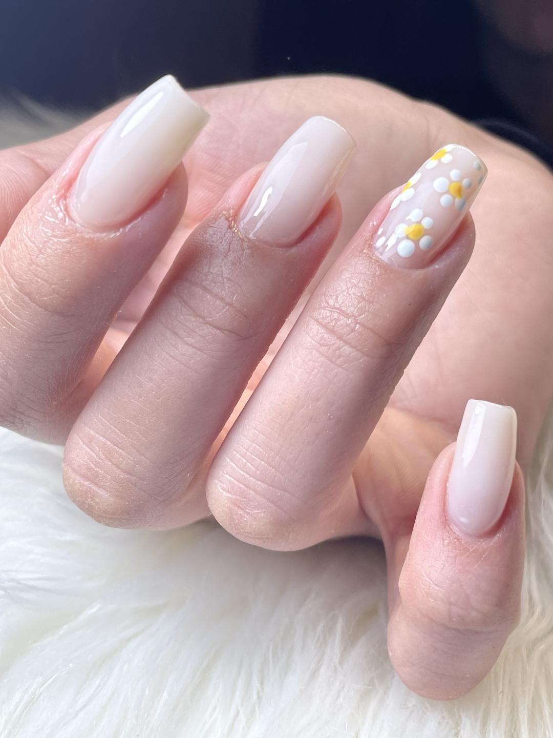 Elle beauty center #novisad Manikir Korekcija noktiju ruke M dužina + gel lak noge + obrada kože stopala