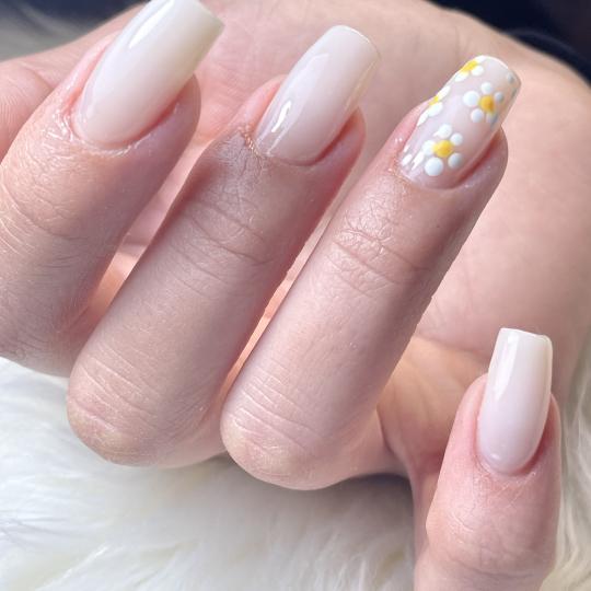 Elle beauty center #novisad Manikir Korekcija noktiju ruke M dužina + gel lak noge + obrada kože s