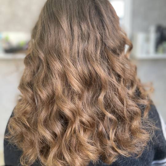 MCBEAUTYSTUDIO #novisad Feniranje i stilizovanje Feniranje na lokne - kosa srednje dužine / duga ko