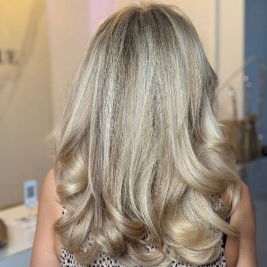 Esthetique Privé #beograd Ombre, sombre, balayage Balayage + Preliv +Feniranje + Šišanje +Black C