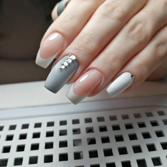 BEAUTY CENTER Viktor Jovanović - Ojačavanje prirodnih noktiju gel / akril