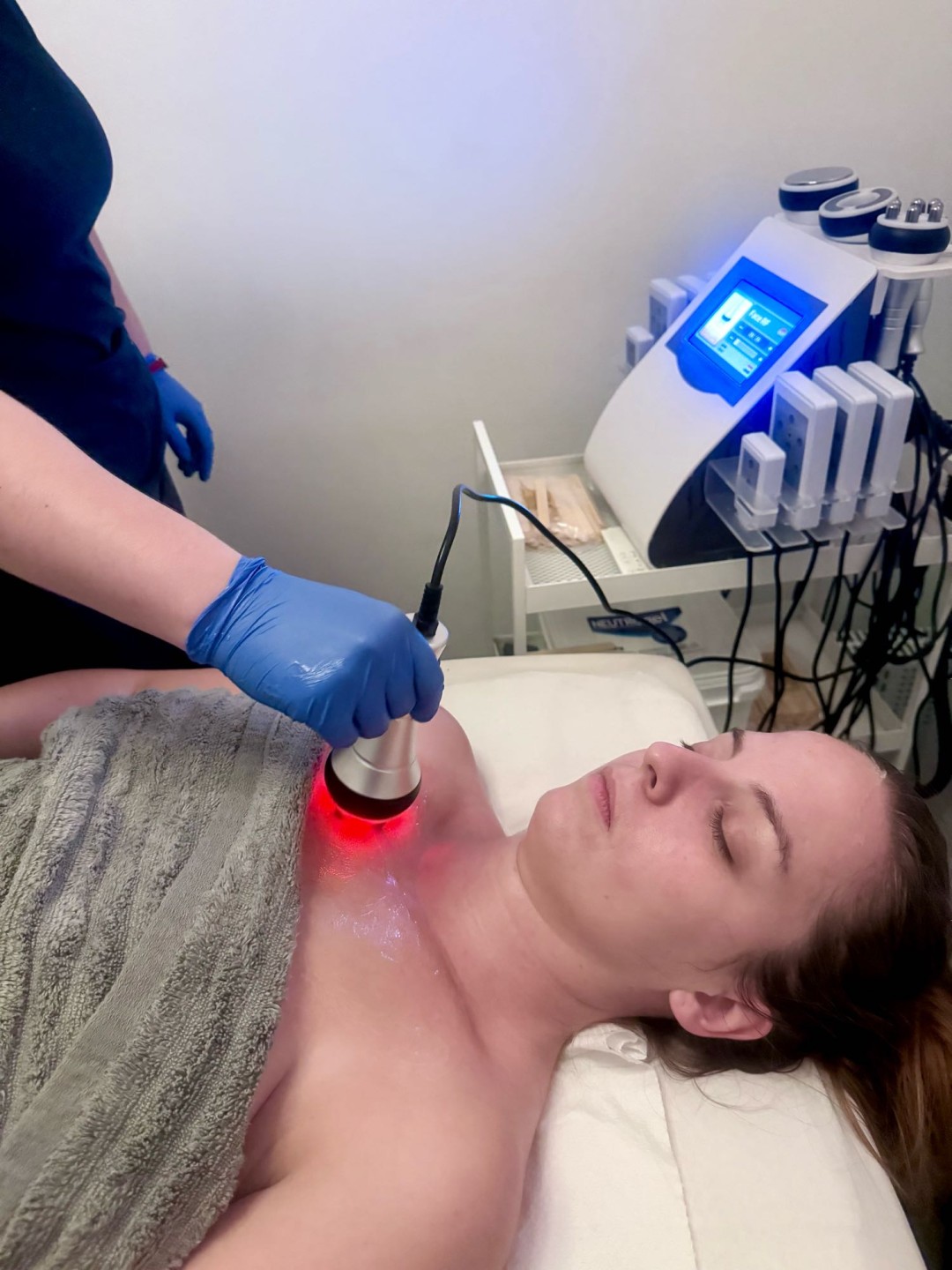 Relax club #beograd Radiotalasni i ultrazvučni tretmani Raditalasni lifting lica + hijaluron / kolagen serum