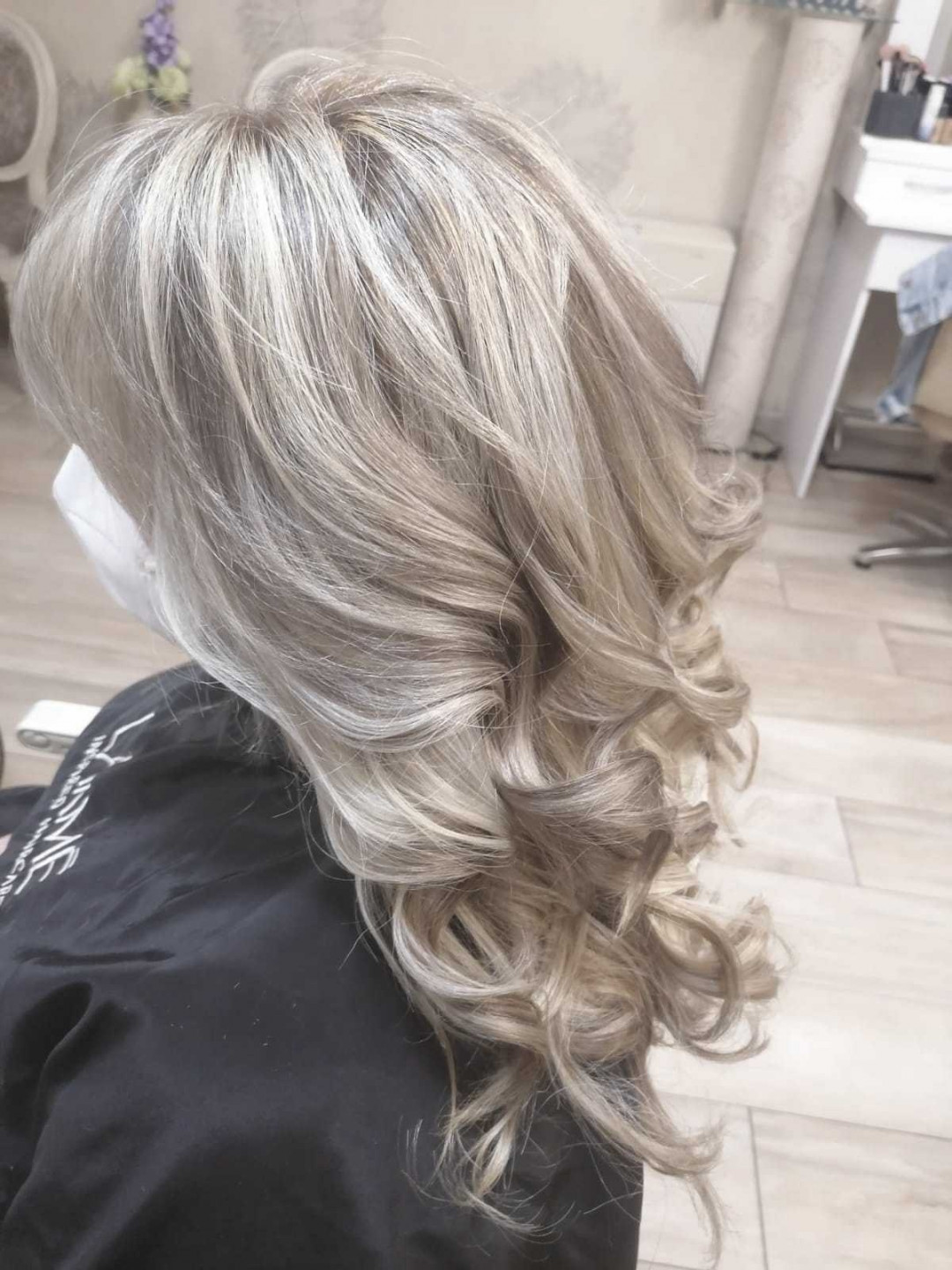 Bibi beauty centar #beograd Pramenovi Pramenovi na foliju u 1 / 2 boje / blanšem + preliv - kosa srednje dužine