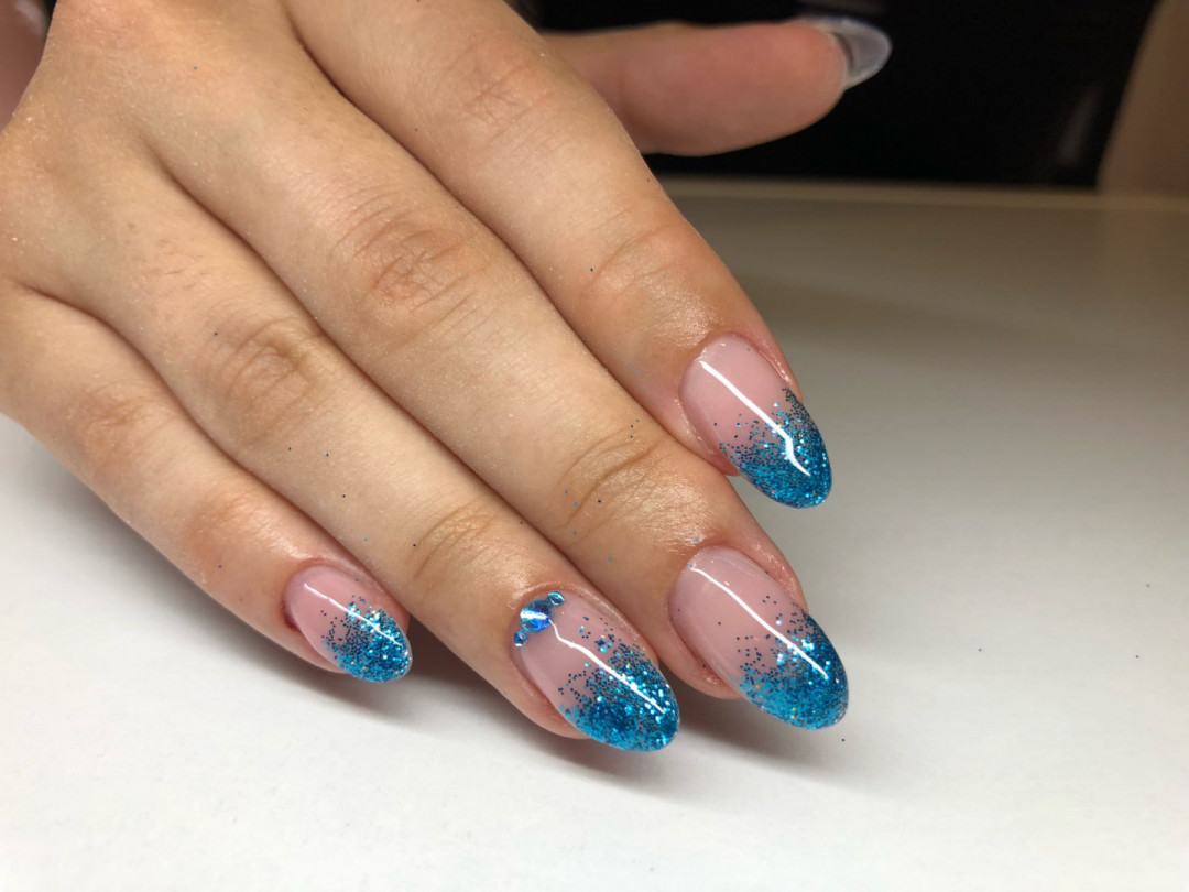 Mademoiselle Beauty #beograd Izlivanje noktiju Korekcija izlivanja noktiju gelom - M dužina - rad salona