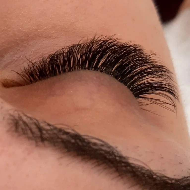 Nadogradnja volumenskih trepavica 4D + oblikovanje obrva GRATIS - Albina Unisex Studio Lepote, Temerin Nadogradnja trepavica Lice Nadogradnja trepavica, Temerin, Centar