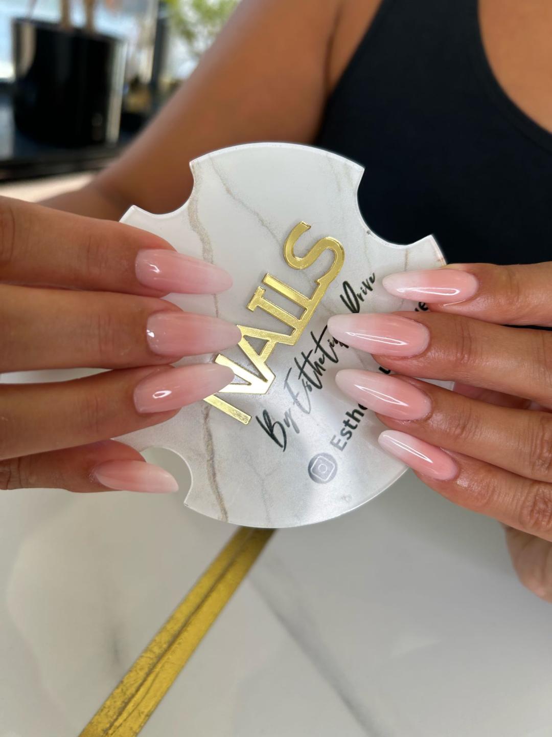 Izlivanje noktiju gelom - L dužina - Esthetique Privé, Beograd Izlivanje noktiju Nokti Izlivanje noktiju, Beograd, Centar, Stari grad, Dorćol