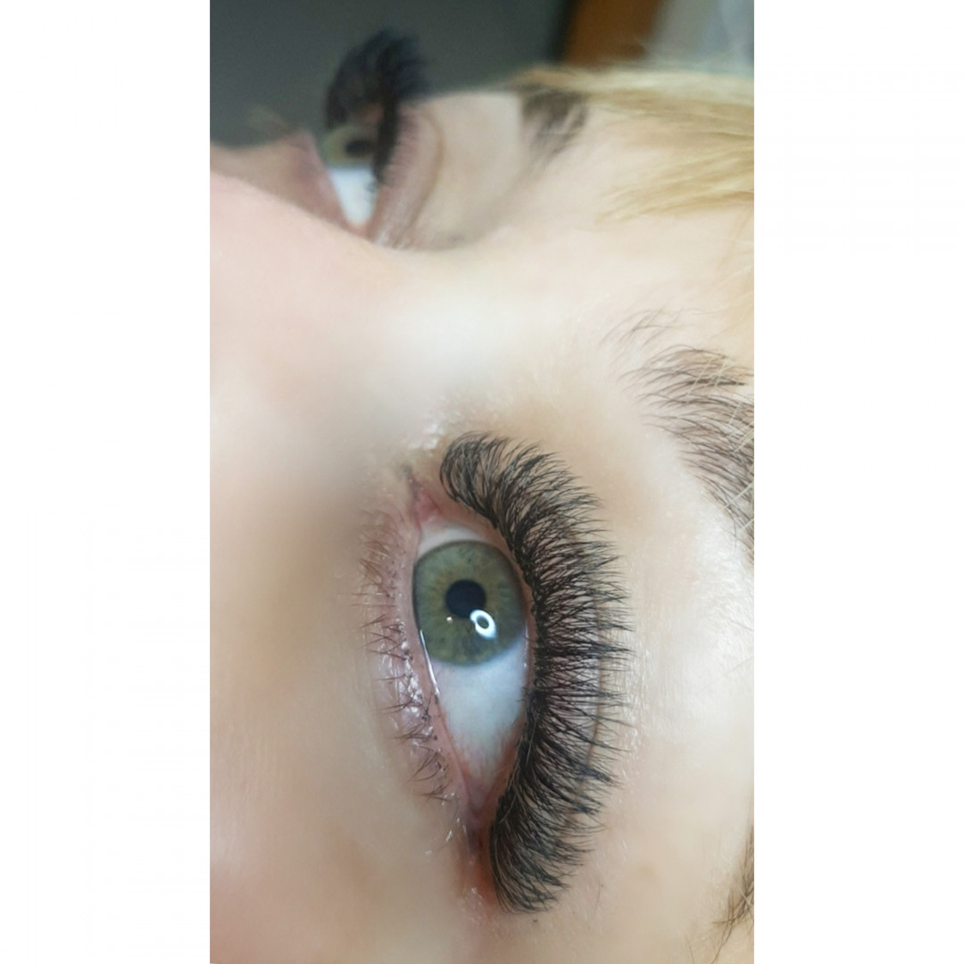 Gloss studio #nis Nadogradnja trepavica Nadogradnja svilenih trepavica - ruski volumen