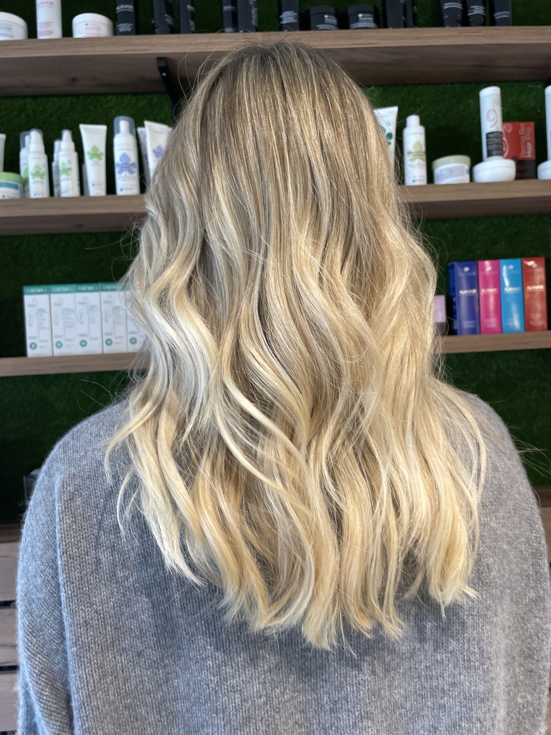 OHB Belgrade #beograd Ombre, sombre, balayage Balayage / Airtouch + preliv + feniranje - kosa srednje dužine