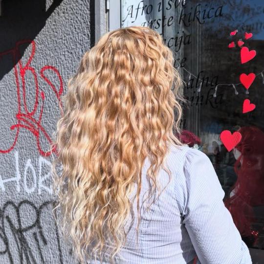 Beauty boom #beograd Uvijanje, lokne i talasi Holivud talasi na presu - kosa srednje dužine