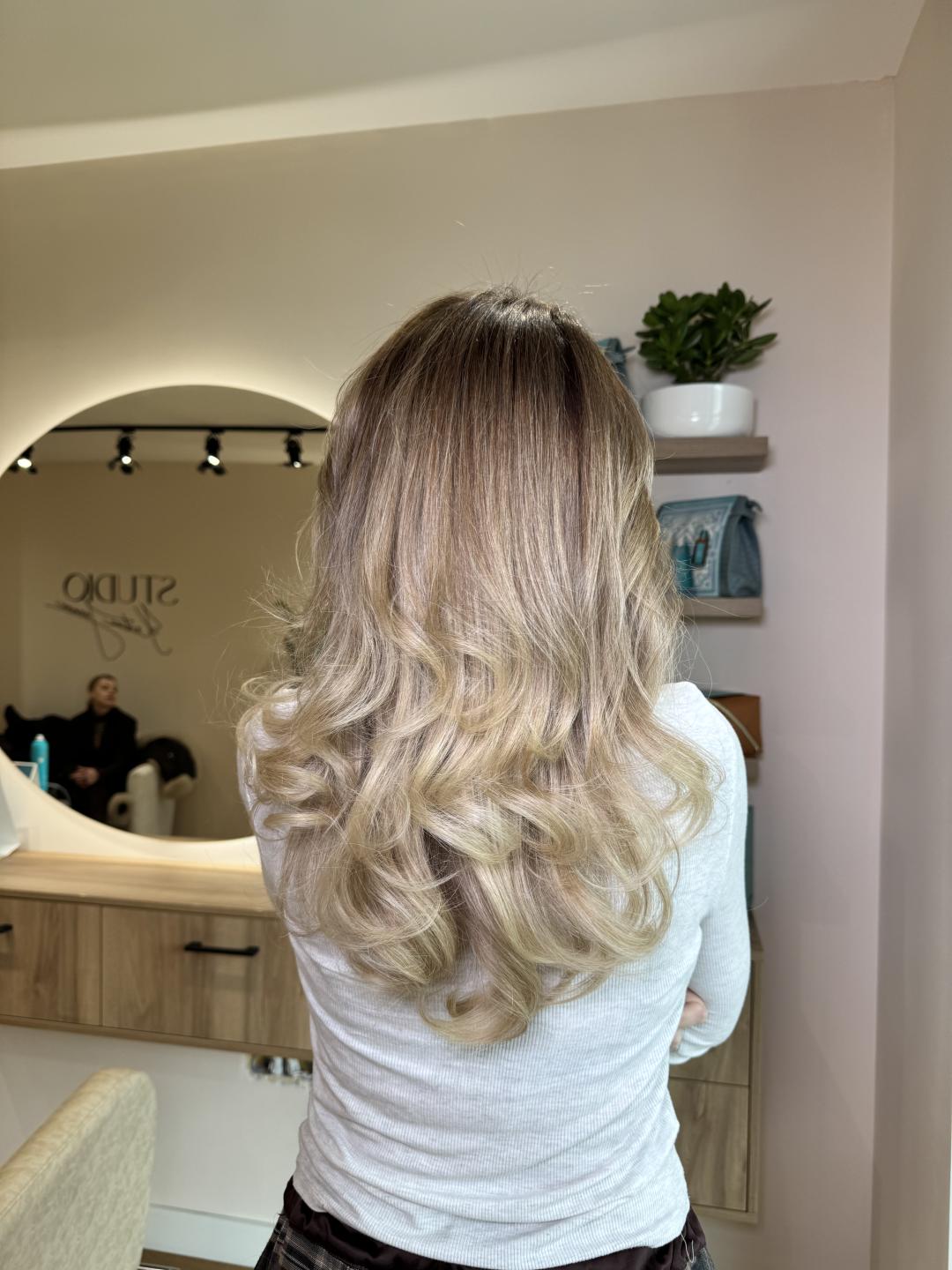 Feniranje na ravno / lokne - ekstra duga kosa - Studio Kristina Jovanović, Beograd Feniranje i stilizovanje Frizerski saloni Feniranje i stilizovanje, Beograd, Zvezdara