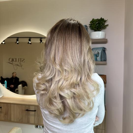 Studio Kristina Jovanović #beograd Feniranje i stilizovanje Feniranje na ravno / lokne - ekstra dug