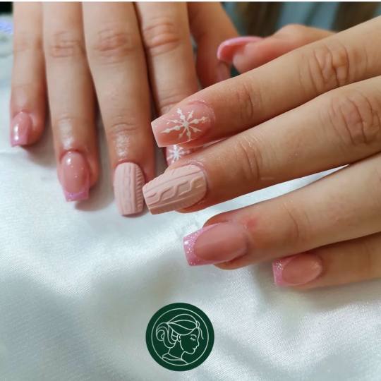 2hot beauty centar #novisad Izlivanje noktiju Izlivanje noktiju gelom - M dužina