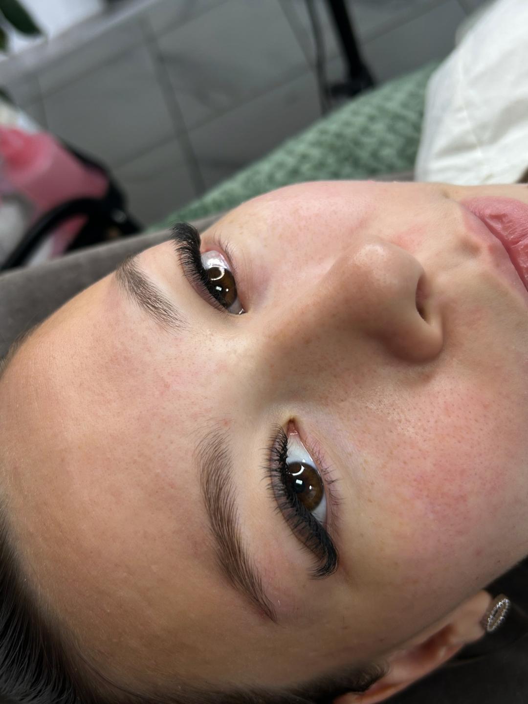 Nadogradnja svilenih trepavica mini volumen - 3D / 4D - Beauty Code by Nela, Novi Sad Brow lift / laminacija obrva Lice Brow lift / laminacija obrva, Novi Sad, Telep, Adice, Bistrica