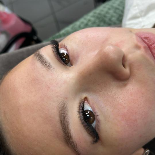 Beauty Code by Nela #novisad Brow lift / laminacija obrva Nadogradnja svilenih trepavica mini volume