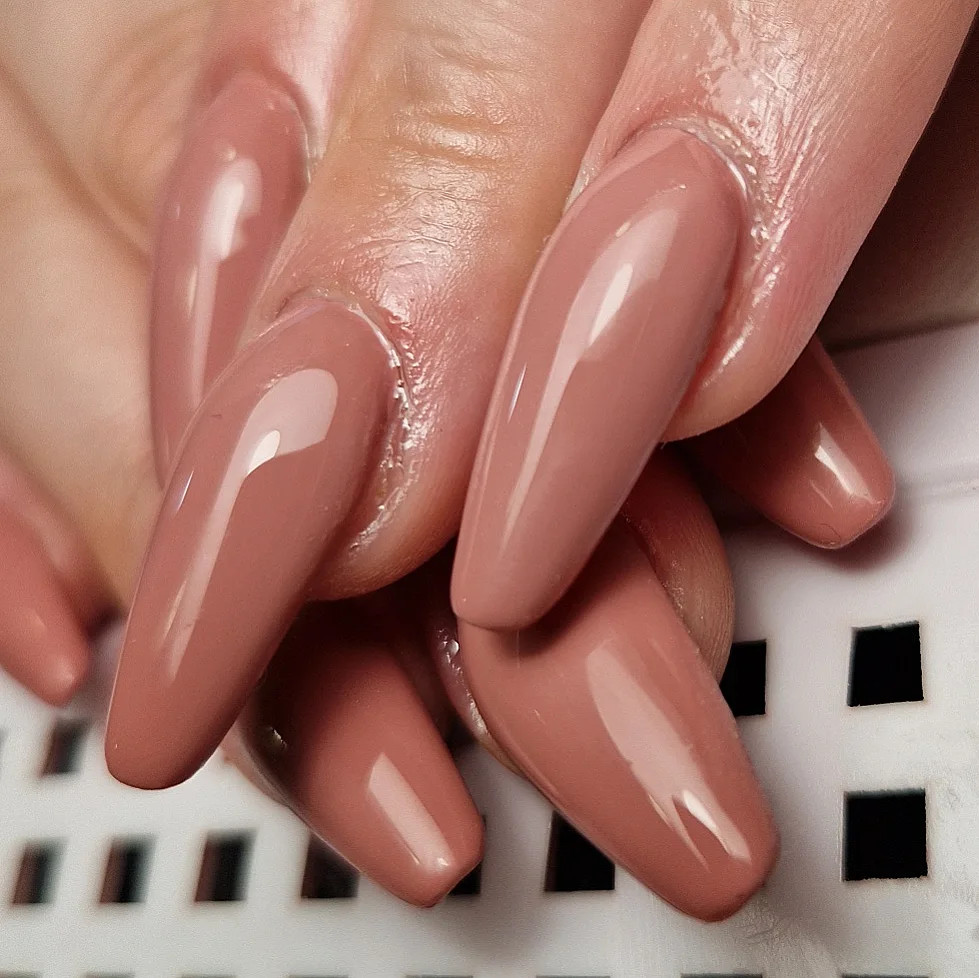 Butik Lepote #beograd Izlivanje noktiju Izlivanje noktiju gelom boja ili frenc + aparatni manikir - L dužina