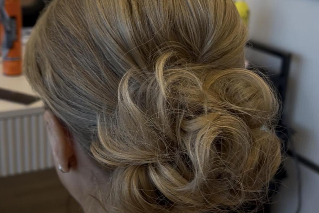 Svečana frizura - složena - Diamond Beauty, Beograd Svečane i frizure za svadbu Frizerski saloni Svečane i frizure za svadbu, Beograd, Zemun Gornji grad, Zemun polje, Altina, Galenika, Batajnica
