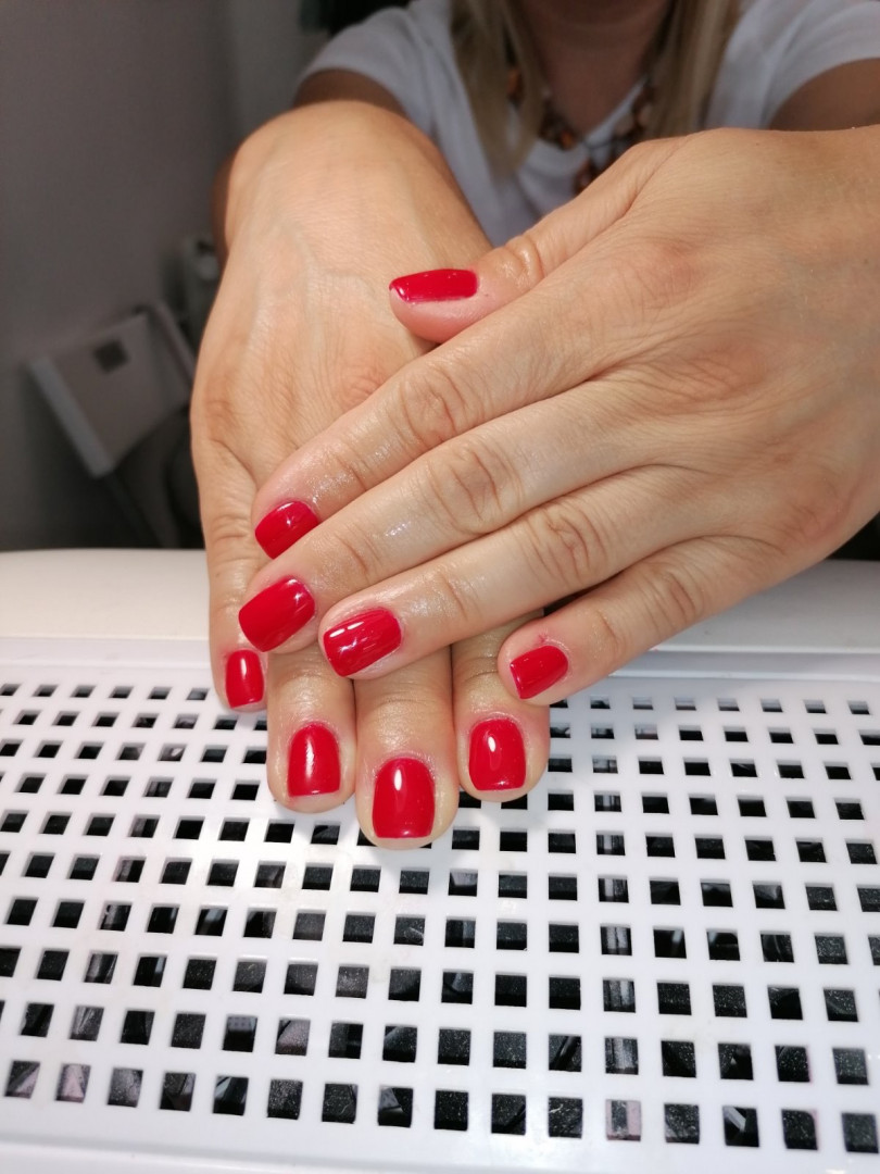Salon Klinik #beograd Izlivanje noktiju Ruski manikir + korekcija ojačavanja noktiju - S dužina