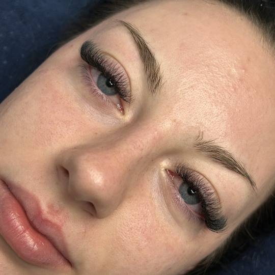Lash & Light Studio #beograd Nadogradnja trepavica Nadogradnja svilenih trepavica - mix tehnika
