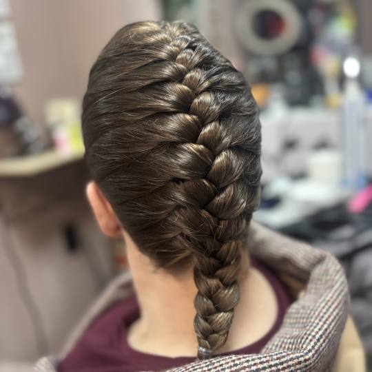 Sanja Afro Frizerka #nis Pletenice, kike, punđe Riblja kost pokupljena cela kosa Potrebno je oprati