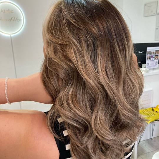 Atelje Glossy Hair #beograd Keratinski tretmani Pramenovi / balayage + Glossy tretman + feniranje - 