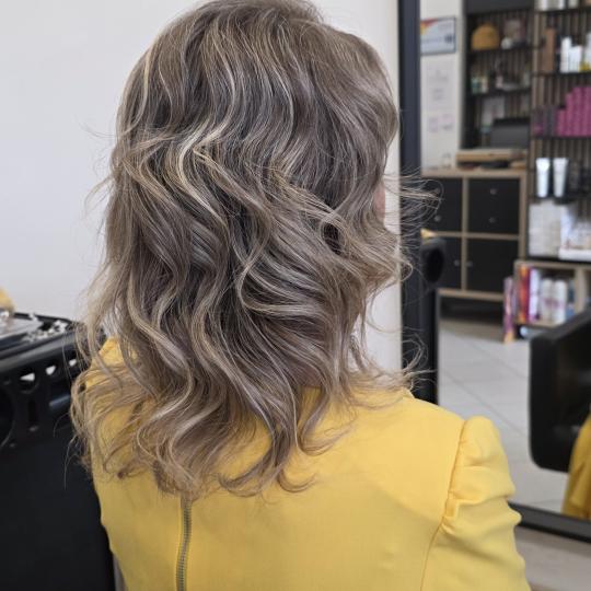 Tesoro Capelli #novisad Svečane i frizure za svadbu Lokne na kupu / presu / figaro - kosa srednje d