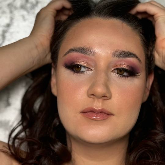 M Studio 0303 - Vojvode Bojovića #novisad Make-up / šminkanje Profesionalno šminkanje + peglanje 