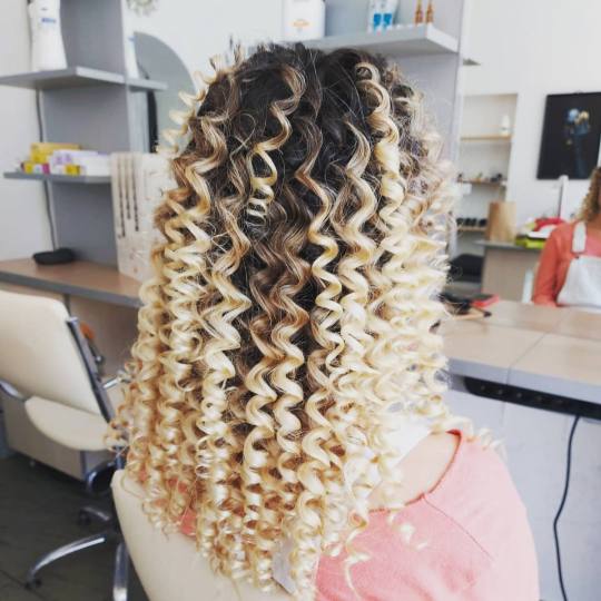 Topaz Beauty #beograd Uvijanje, lokne i talasi Afro lokne Afro lokne - duga kosa