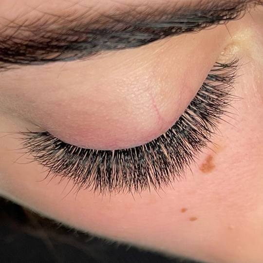 Right Beauty #beograd Nadogradnja trepavica Nadogradnja trepavica - ruski volumen 5D - 8D