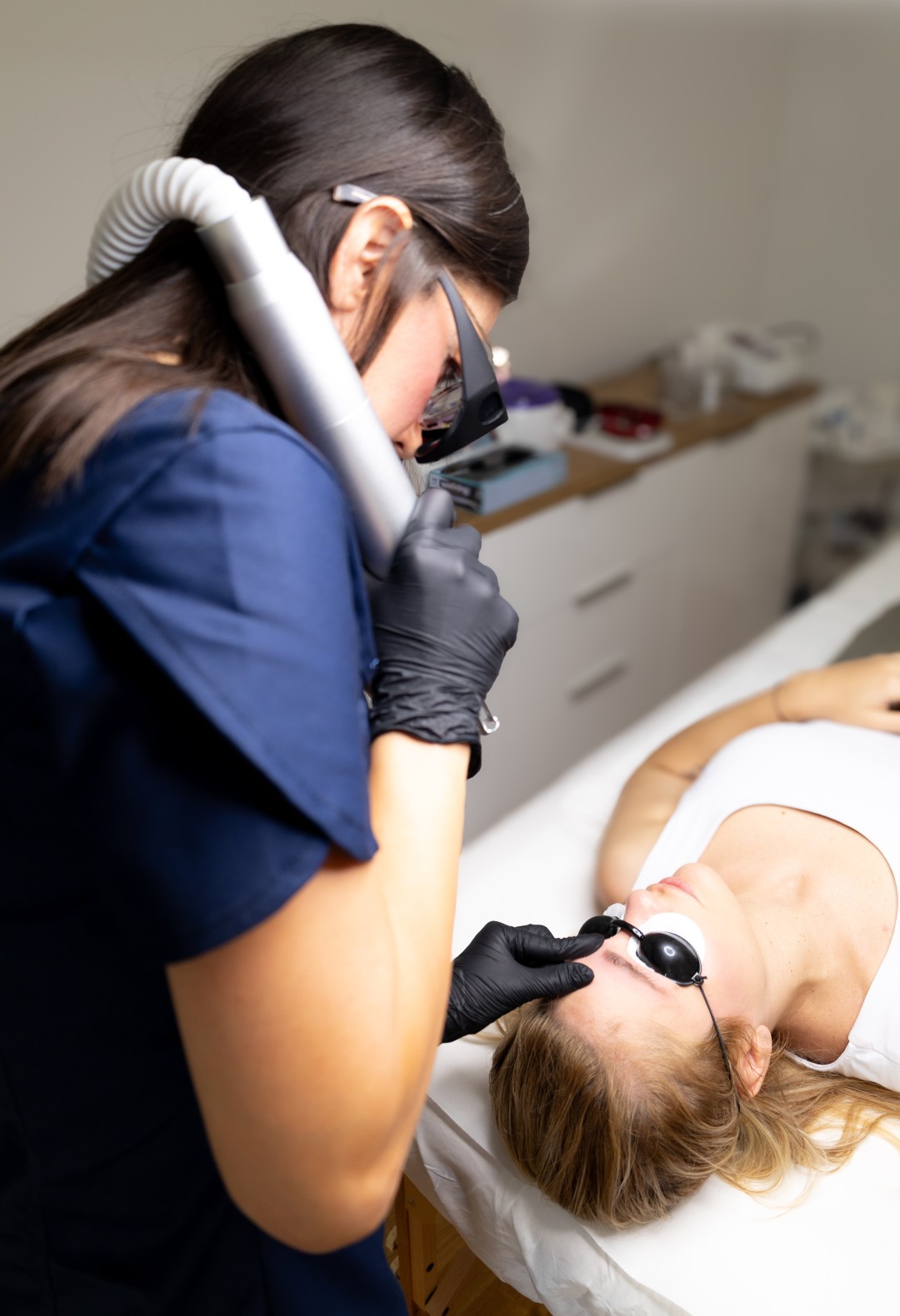 Lasersko uklanjanje obrva - Brow & Glow, Novi Sad Laserski tretmani lica Lice Laserski tretmani lica, Novi Sad, Veternik