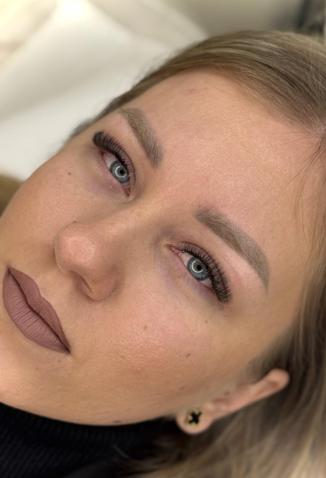 Nadogradnja svilenih trepavica - 2D volumen - Esthetics Milica, Mionica Nadogradnja trepavica Lice Nadogradnja trepavica, Mionica, Centar