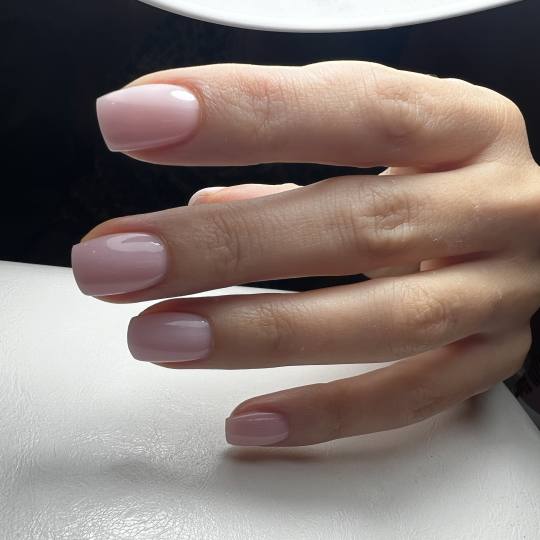 Code beauty factory #beograd Ojačavanje noktiju Ojačavanje prirodnih noktiju rubber bazom - S duž