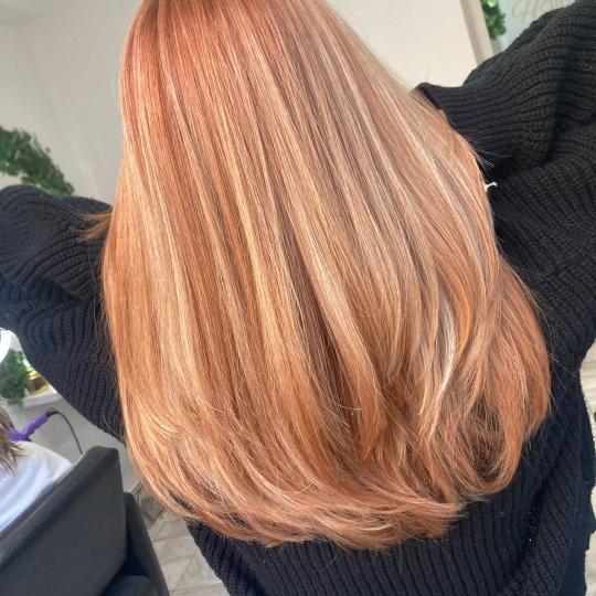 Atelje Glossy Hair #beograd Keratinski tretmani Pramenovi / balayage + Glossy tretman + feniranje - 