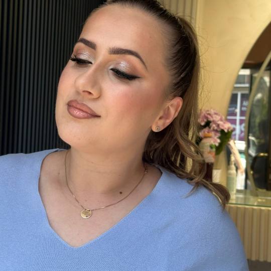 La belle beauty corner #nis Make-up / šminkanje Profesionalno šminkanje + veštačke trepavice
