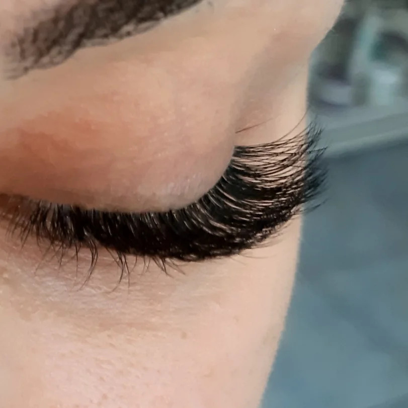Nadogradnja volumenskih trepavica 4D + oblikovanje obrva GRATIS - Albina Unisex Studio Lepote, Temerin Nadogradnja trepavica Lice Nadogradnja trepavica, Temerin, Centar