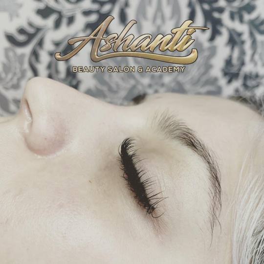 Ashanti Beauty Salon & Academy #beograd Nadogradnja trepavica Nadogradnja svilenih trepavica - metod
