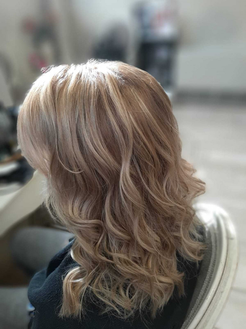 Bibi beauty centar #beograd Pramenovi Pramenovi na foliju u 1 / 2 boje / blanšem + preliv - kosa srednje dužine