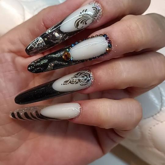 Nail Studio MPN #beograd Izlivanje noktiju Izlivanje noktiju gelom - S / M / L dužina Slozeniji diz