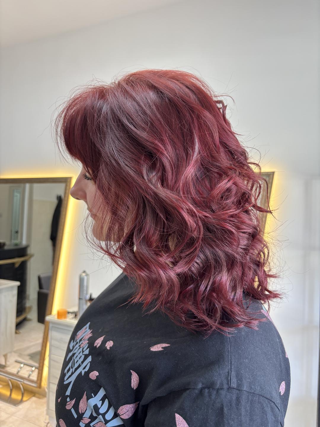 Žensko šišanje + feniranje - kosa srednje dužine - Atelier Kat, Beograd Žensko šišanje Frizerski saloni Žensko šišanje, Beograd, Mirijevo