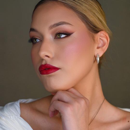 Ivana Vit #beograd Make-up / šminkanje Profesionalno šminkanje za apsolventsko veče Red lips & ey