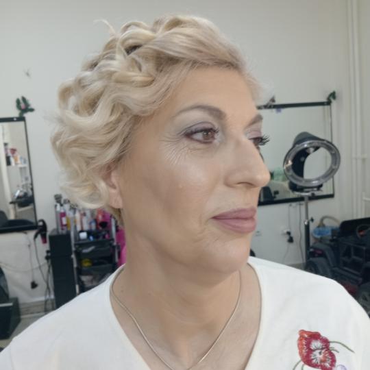 Sanja lux #nis Dnevna sminka bez trepavica i lokne na kupu,kratka kosa!!!