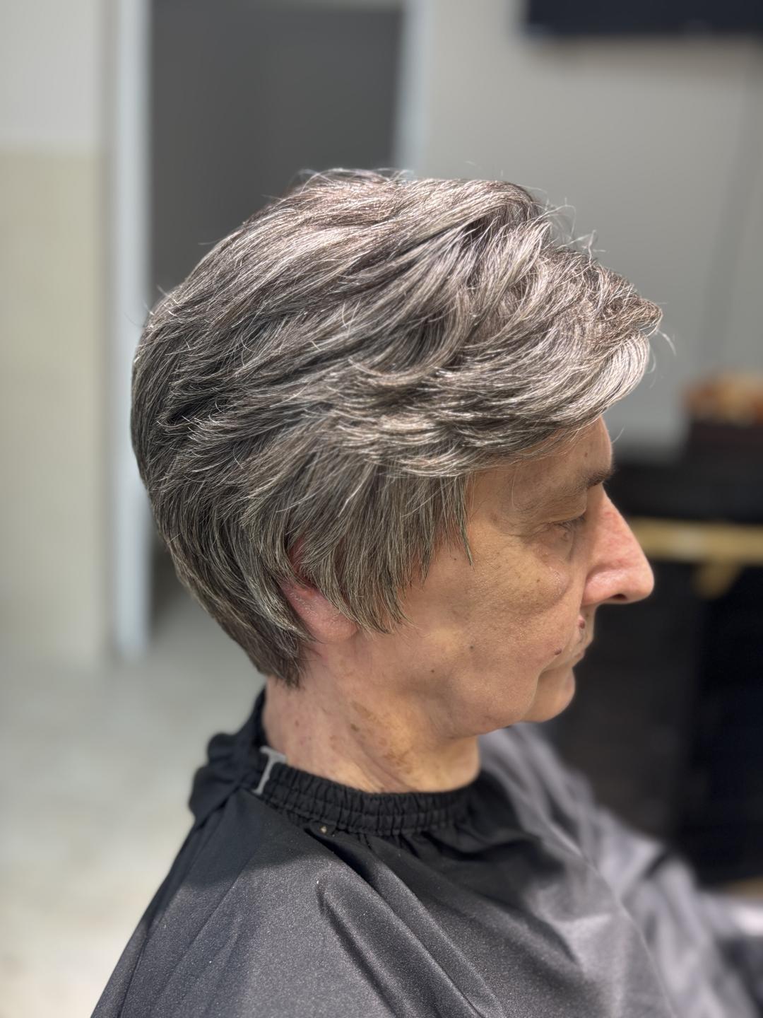 Žensko šišanje + feniranje - kratka kosa - Atelier Kat, Beograd Žensko šišanje Frizerski saloni Žensko šišanje, Beograd, Mirijevo