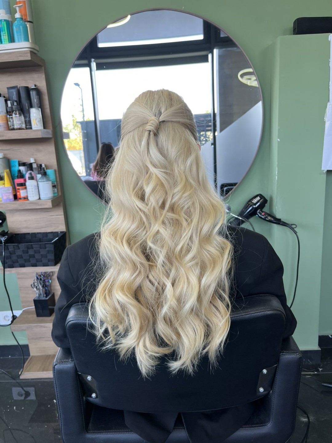 Feniranje na lokne - ekstra duga kosa - Amaya BeautyConcept, Beograd Feniranje i stilizovanje Frizerski saloni Feniranje i stilizovanje, Beograd, Novi Beograd Arena