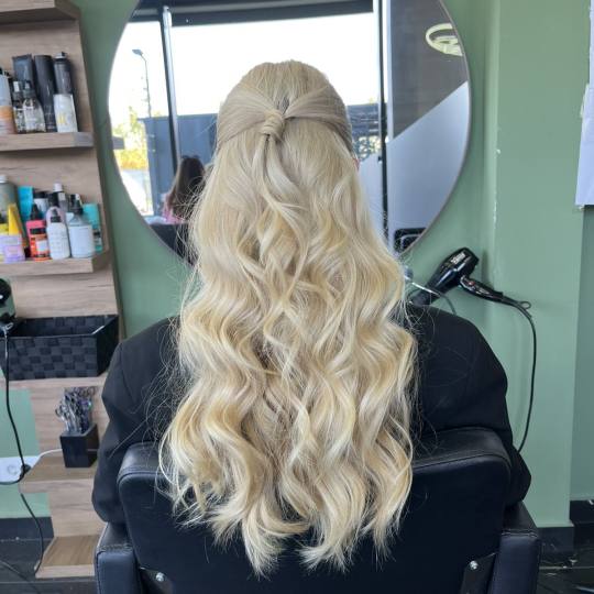 Amaya BeautyConcept #beograd Feniranje i stilizovanje Feniranje na lokne - ekstra duga kosa